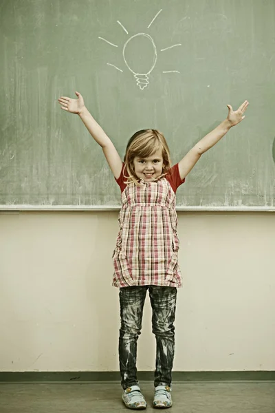 Niño en la escuela que tiene actividades educativas — Foto de Stock