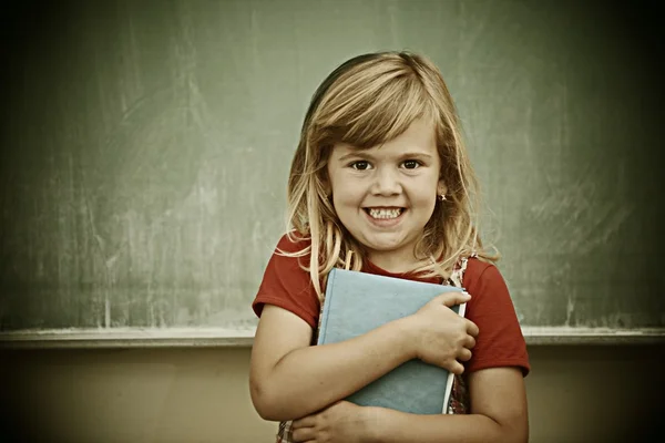 Criança na escola com atividades educativas — Fotografia de Stock