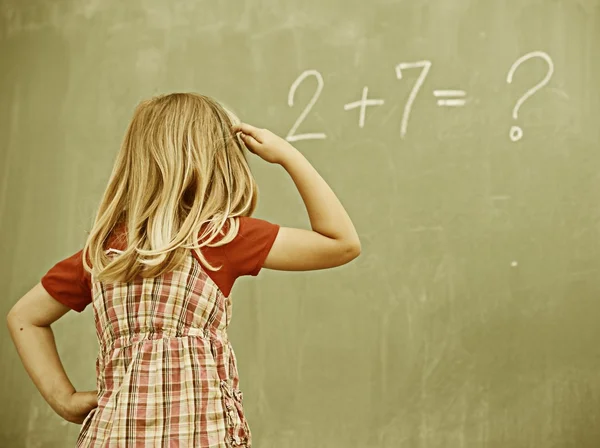 Menina na escola com atividades educativas — Fotografia de Stock