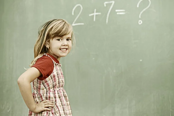Kleines Mädchen in der Schule mit Bildungsaktivitäten — Stockfoto