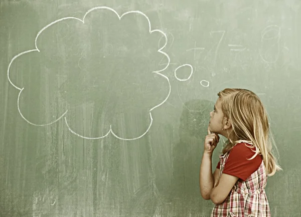 Bambina a scuola che svolge attività educative — Foto Stock