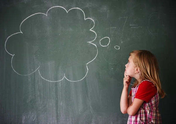 Meisje op school met educatieve activiteiten — Stockfoto