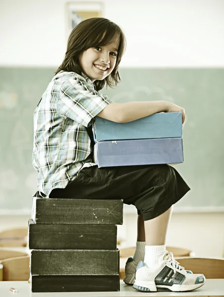 Kind in der Schule mit Bildungsaktivitäten — Stockfoto