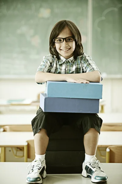 Niño en la escuela que tiene actividades educativas —  Fotos de Stock