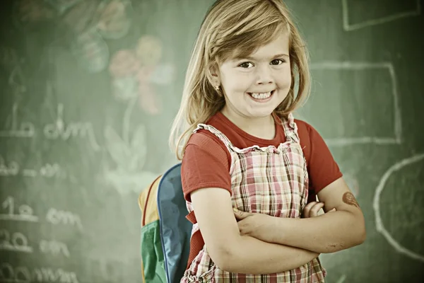 Μικρό κορίτσι στο σχολείο έχοντας εκπαιδευτικές δραστηριότητες — Φωτογραφία Αρχείου