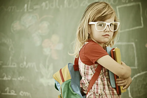 Menina na escola com atividades educativas — Fotografia de Stock