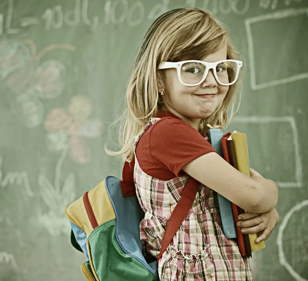 Küçük kız okulda eğitim faaliyetlerini olması — Stok fotoğraf