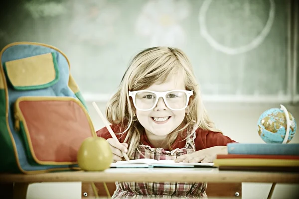 Menina na escola com atividades educativas — Fotografia de Stock