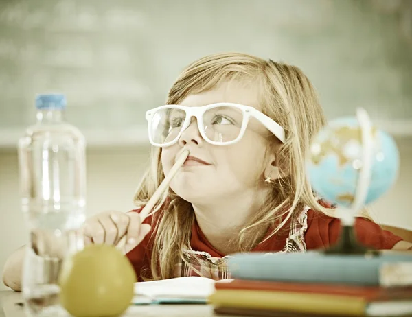 Bambina a scuola che svolge attività educative — Foto Stock