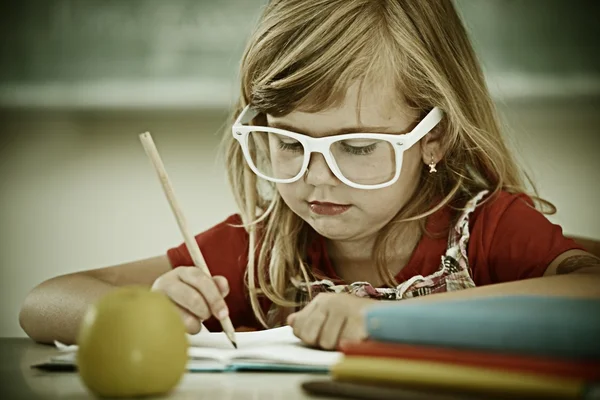 Actieve kinderen in de klas — Stockfoto