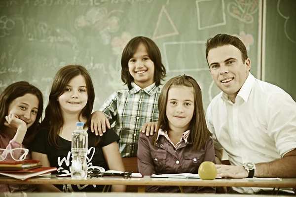 Niños en el aula con clase escolar — Foto de Stock