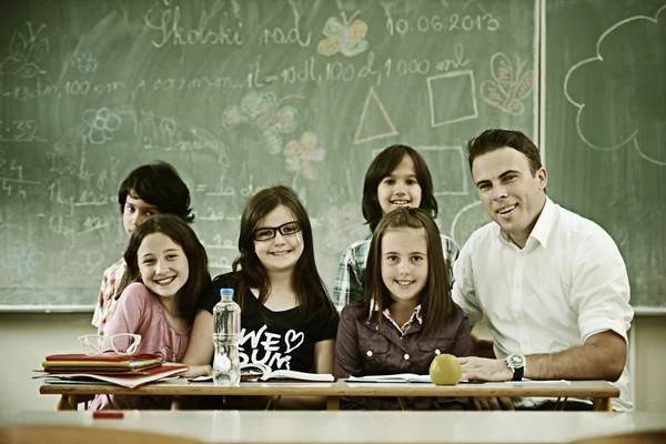 Crianças em sala de aula com aula — Fotografia de Stock