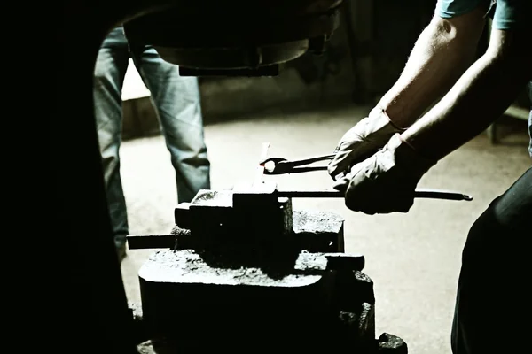 Travail sur l'usine de poêle en fer — Photo