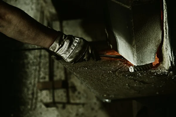 Trabajando en la fábrica de estufas de hierro — Foto de Stock