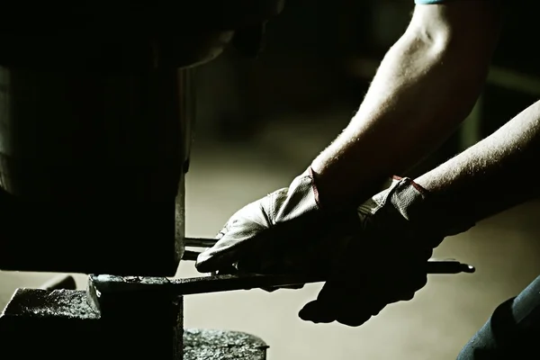 Trabajando en la fábrica de estufas de hierro — Foto de Stock