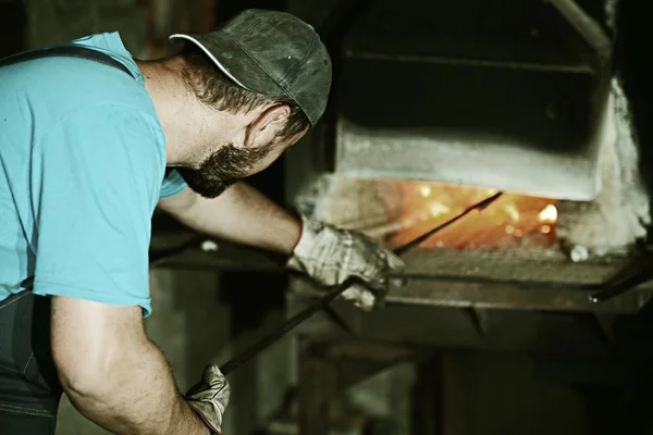 Trabajando en la fábrica de estufas de hierro — Foto de Stock