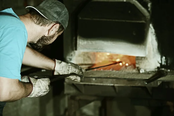 Working on iron stove factory — Stock Photo, Image