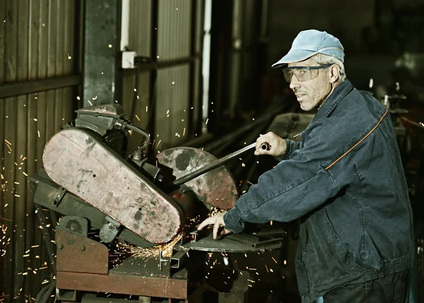 Ferro de corte do trabalhador com ferramenta profissional — Fotografia de Stock