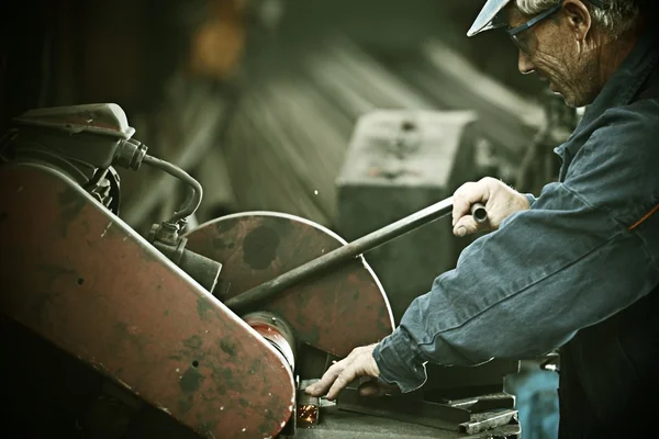 Trabajador de hierro de corte con herramienta profesional — Foto de Stock