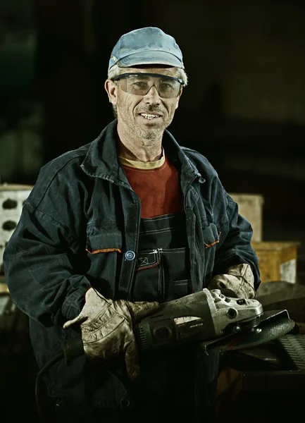 Ferro de corte do trabalhador com ferramenta profissional — Fotografia de Stock