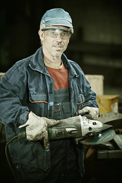 Werknemer snijden ijzer met professioneel gereedschap — Stockfoto