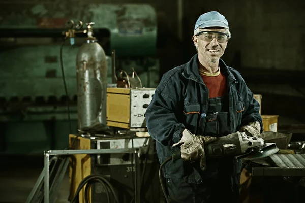 Arbeiter schneidet Eisen mit professionellem Werkzeug — Stockfoto