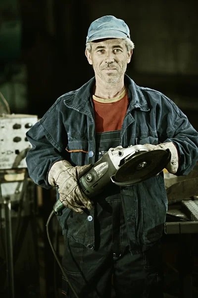 Werknemer snijden ijzer met professioneel gereedschap — Stockfoto