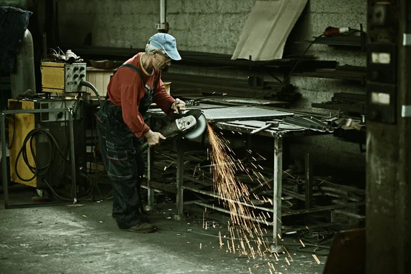 Pracovník řezání železa s profesionálním nástrojem — Stock fotografie