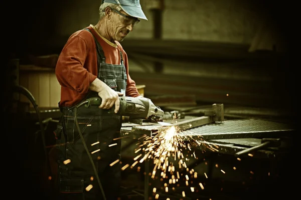 用专业工具工人切割铁 — 图库照片