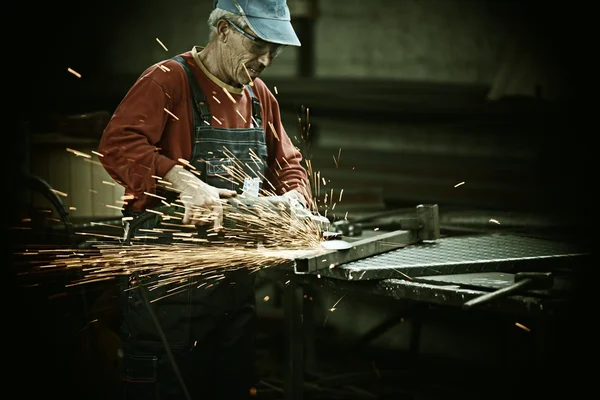 Trabajador de hierro de corte con herramienta profesional —  Fotos de Stock