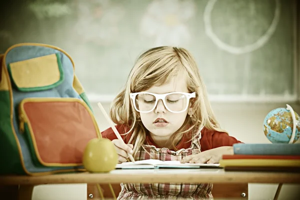 Meisje op school met educatieve activiteiten Rechtenvrije Stockfoto's