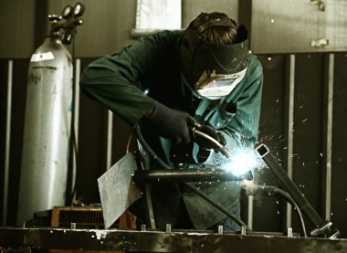 Koruyucu maske ile Kaynakçı