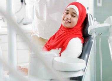 Dişçi ofisinde genç genç kız