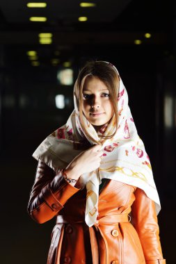 Genç güzel kadın moda deri giysileri ile poz