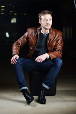 Deri kıyafetler moda genç adam