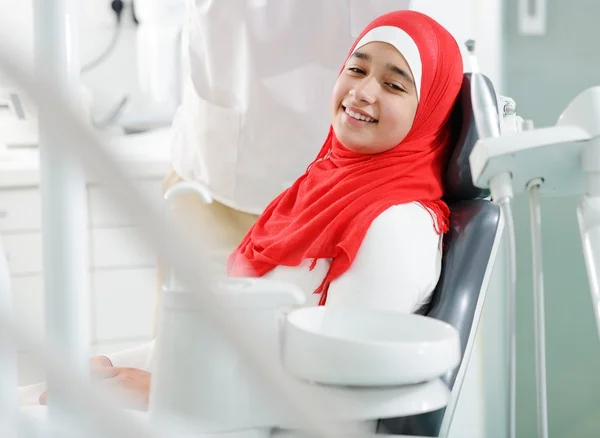 Jovem adolescente no consultório do dentista — Fotografia de Stock