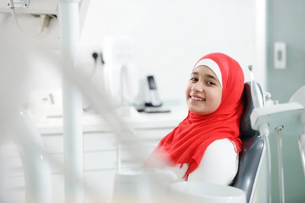 Jovem adolescente no consultório do dentista — Fotografia de Stock