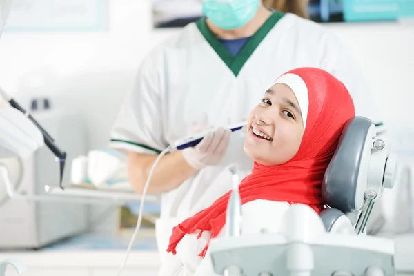 Jovem adolescente no consultório do dentista — Fotografia de Stock