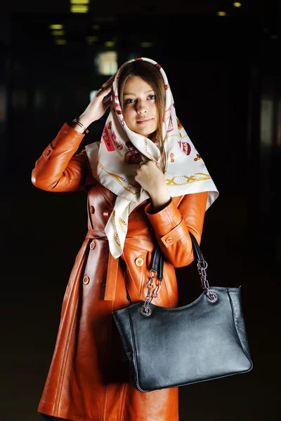 Jonge mooie vrouw poseren met modieuze lederen kleding — Stockfoto