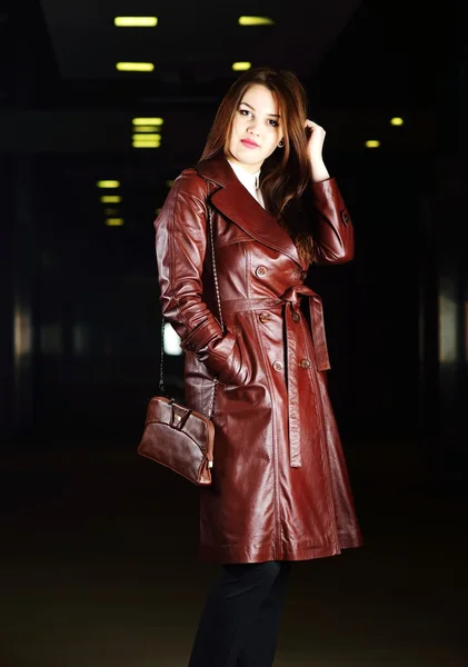 Jovem bela mulher posando com roupas de couro na moda — Fotografia de Stock