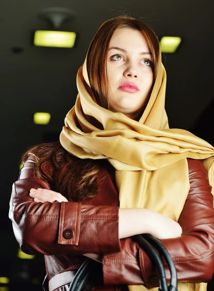 若い美しい女性がおしゃれな革の服を着てポーズ — ストック写真