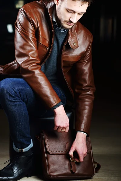 Jeune homme à la mode avec des vêtements en cuir — Photo