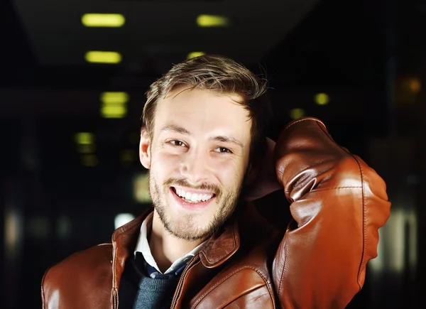 Jeune homme à la mode avec des vêtements en cuir — Photo