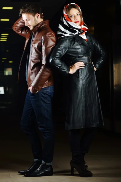 Mode jeune couple avec des vêtements en cuir sur — Photo