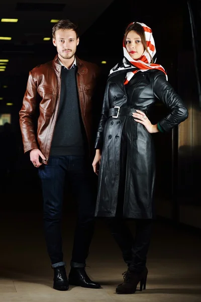 Mode jeune couple avec des vêtements en cuir sur — Photo