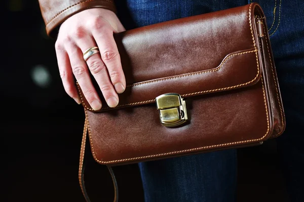 Modieuze jongeman met kleding van leder op — Stockfoto