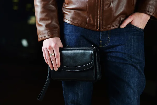 Modieuze jongeman met kleding van leder op — Stockfoto