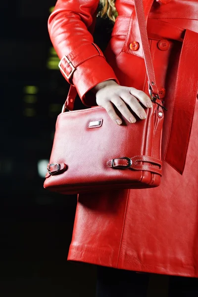 ファッショナブルな赤いジャケットとバッグ — ストック写真