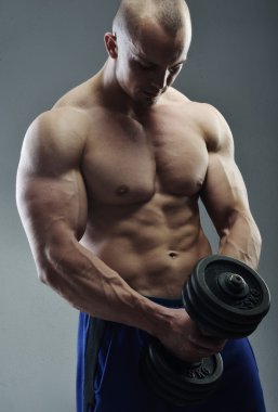 Studio poz kas yakışıklı vücut geliştirmeci