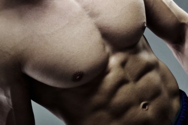 Studio poz kas yakışıklı vücut geliştirmeci